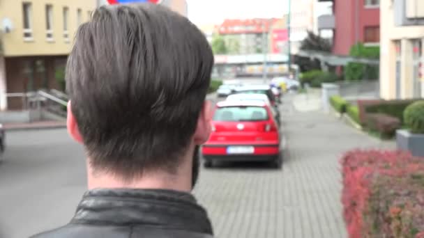 PRAGUE, RÉPUBLIQUE TCHÈQUE - 2 MAI 2015 : jeune homme hipster et séduisant marchant dans la rue - abattu de dos — Video