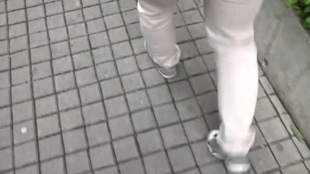 Hombre camina en la acera - piernas de primer plano — Vídeos de Stock
