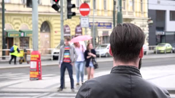 Jonge knappe hipster man wacht in de voorkant van voetgangersoversteek - stedelijke straat - stad — Stockvideo