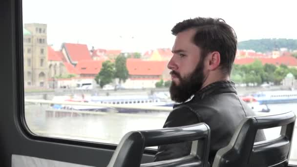 Ung stilig hipster man resa med spårvagn - stad - byggnad i bakgrunden — Stockvideo