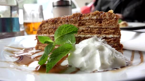 Jídlo-dezert-medový dort-detail — Stock video