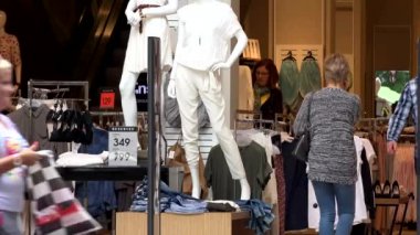 Prag, Çek Cumhuriyeti - 30 Mayıs 2015: giyim mağazası - giriş - yürüyen insanlarla şehir caddesi - gün