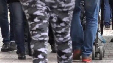 Prag, Çek Cumhuriyeti - 30 Mayıs 2015: yürüyen insanlar - şehir caddesi - yakın bacaklar