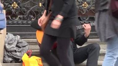 Prag, Çek Cumhuriyeti - 30 Mayıs 2015: sokak sanatçısı (evsiz) gitar çalıyor - şehir - şehir sokak: insanlar yürüyor - yakın çekim