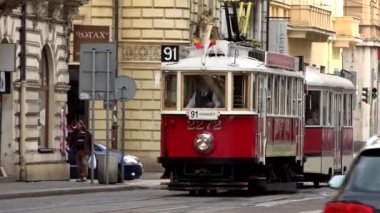 Prag, Çek Cumhuriyeti - 30 Mayıs 2015: vintage tramvay şehrin kentsel sokakta gitmek