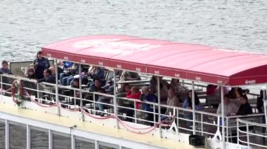 Prag, Çek Cumhuriyeti - 30 Mayıs 2015: Turist ile tekne Vltava nehri üzerinde seyahat