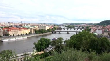 Panorama Prag - köprüler ve diğer binalar - Vltava nehir ve ağaçlar - yaz