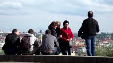 Prag, Çek Cumhuriyeti - 30 Mayıs 2015: Turistler şehre bakıyor - panorama - yürüyen insanlar