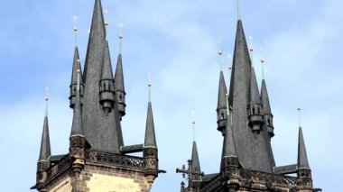 Prag, Çek Cumhuriyeti - 30 Mayıs 2015: Tyn'dan önce Our Lady Kilisesi - closeup - mavi gökyüzü