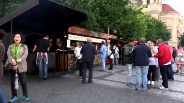 Prag, Çek Cumhuriyeti - 30 Mayıs 2015: şehir - sokak yemekleri tezgahları - insanlar yemek - yürüyen insanlar