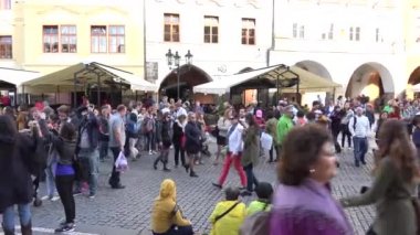 Prag, Çek Cumhuriyeti - 30 Mayıs 2015: şehir - Binalar ve yürüyen insanlar ile Eski Şehir Meydanı - gezginler tarihi binaya bakmak - Astronomik saat önünde - şehir