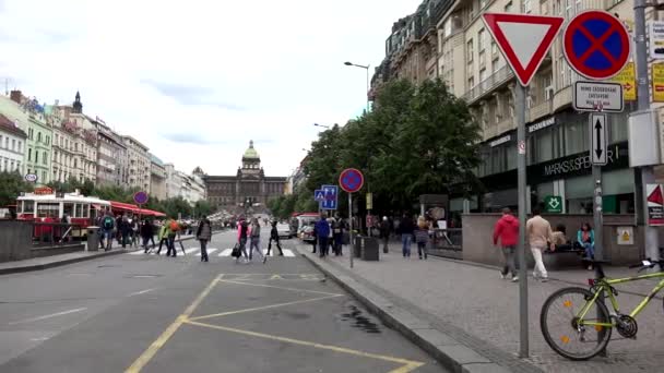 ПРАГА, ЧЕШСКАЯ РЕСПУБЛИКА - 30 мая 2015 года: Вацлавская площадь с людьми и проезжающими автомобилями - зданиями и природой — стоковое видео