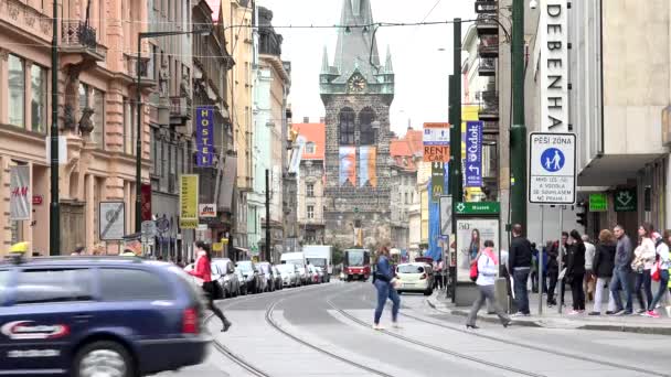 Praag, Tsjechische Republiek-30 mei 2015: stad-stedelijke straat met auto's en trams-mensen lopen — Stockvideo