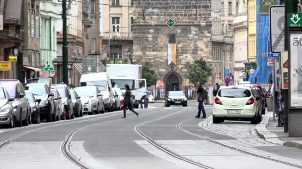 Prag, Çek Cumhuriyeti - 30 Mayıs 2015: şehir - araba ve tramvayile şehir sokak - insanlar yürüyüş — Stok video