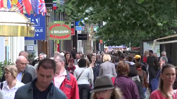 Praga, Czechy-30 maja 2015: ludzie chodzą po miejskiej ulicy-miasto — Wideo stockowe