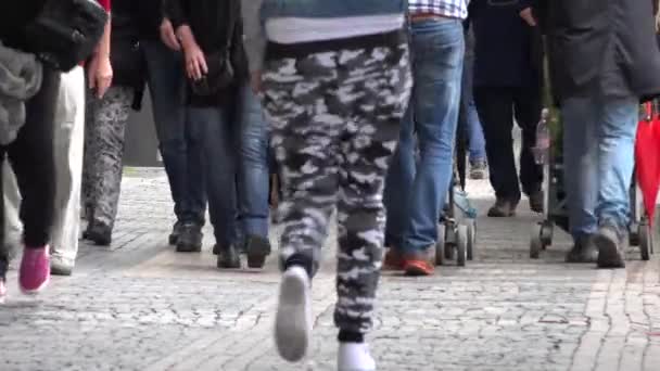 PRAGUE, CZECH REPUBLIC - MAY 30, 2015: people walking - urban street - closeup legs — Stock Video