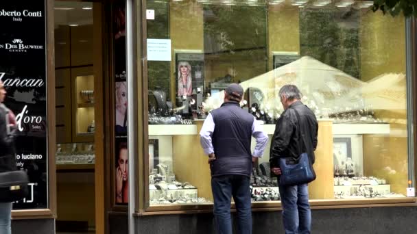 PRAGUE, CZECH REPUBLIC - MAY 30, 2015: city - jewelry store (shop window) - urban street - walking people — Stock Video