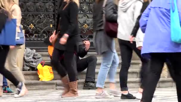 PRAGUE, CZECH REPUBLIC - MAY 30, 2015: street artist (homeless) playing guitar - city - urban street: people walking — Stock Video