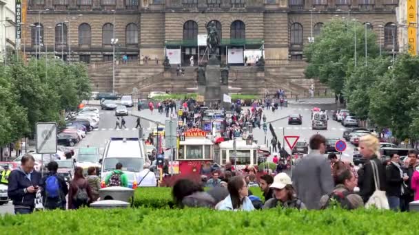 PRAGUE, RÉPUBLIQUE TCHÈQUE - 30 MAI 2015 : Place Venceslas avec les gens et les voitures de passage - bâtiments et nature — Video