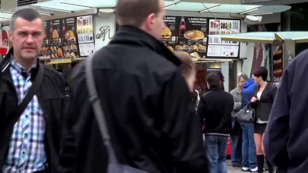 Prag, Çek Cumhuriyeti - 30 Mayıs 2015: şehir - sokak fast food tezgahı - insanlar yemek - insanlar yürüyüş — Stok video
