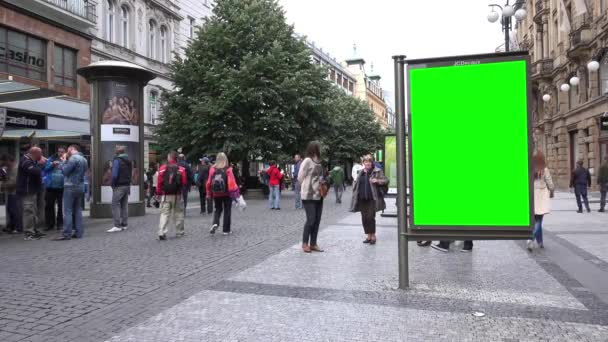 Praga, Czechy-30 maja 2015: Billboard w mieście-ulica miejska-chodnik z chodzeniem ludzi — Wideo stockowe