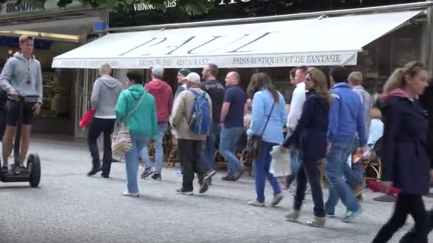 PRAGA, REPÚBLICA CHECA - 30 DE MAYO DE 2015: ciudad - calle urbana - acera con gente caminando - restaurante: asientos al aire libre con gente sentada — Vídeo de stock