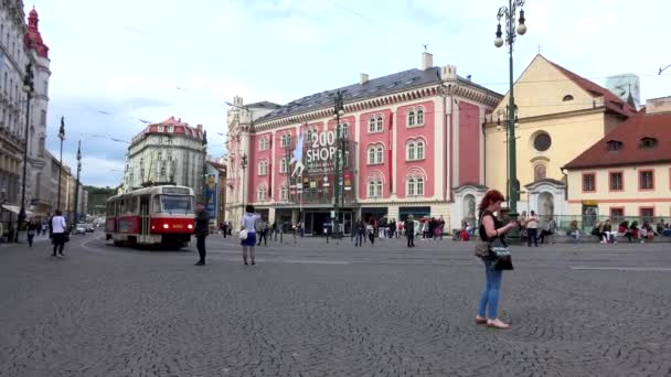 PRAGUE, CZECH TASAVALTA - Toukokuu 30, 2015: Kauppakeskus Palladium kävelevillä ihmisillä ja raitiovaunulla — kuvapankkivideo