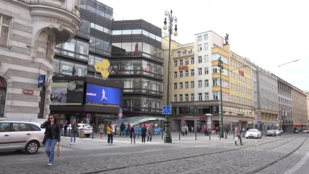 PRAGUE, CZECH REPUBLIC - MAY 30, 2015: city - urban street with passing cars and walking people - buildings - video billboard — Stock Video