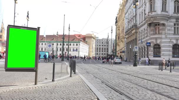 Prag, Tjeckien-30 maj 2015: Billboard i City-Urban Street-Square (trottoaren) med promenader människor-byggnader — Stockvideo