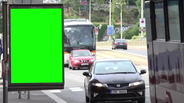 Prag, Tjeckien-30 maj 2015: Billboard-City-Urban Street med passerande bilar-byggnader — Stockvideo