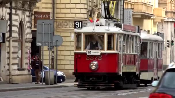 Praag, Tsjechische Republiek-30 mei 2015: Vintage tram gaan op de stedelijke straat in de stad — Stockvideo