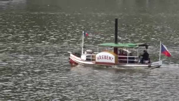 Prága, Cseh Köztársaság-május 30, 2015: csónaktúra a folyón — Stock videók