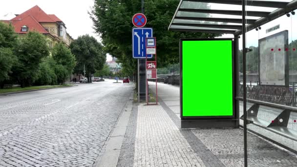 PRAGUE, RÉPUBLIQUE TCHÈQUE - 30 MAI 2015 : panneau d'affichage - arrêt de bus - ville - rue urbaine avec voitures de passage — Video