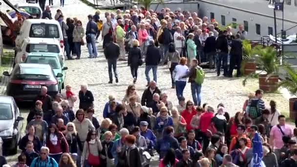 PRAGUE, CZECH REPUBLIC - MAY 30, 2015: riverbank with tourists - group of people walking — Stock Video