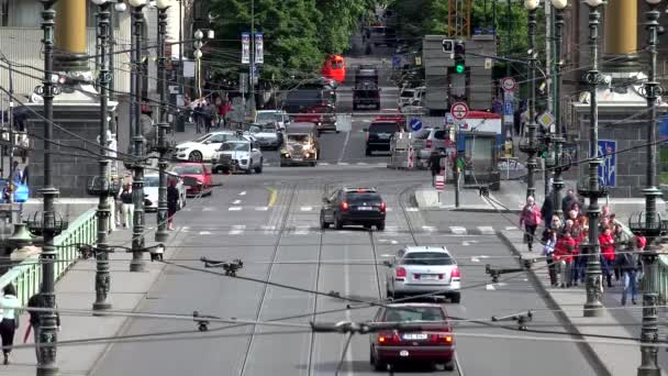 Prag, Tjeckien-30 maj, 2015: City-Urban Street (bro) med passerande bilar och promenader människor-shot uppifrån — Stockvideo
