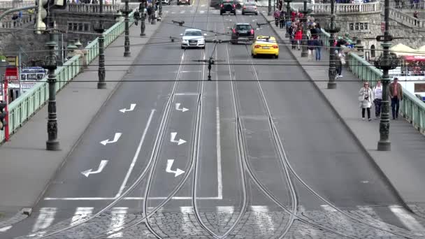 Prag, Tjeckien-30 maj 2015: City-Bridge med passerande bilar och promenader människor-shot uppifrån — Stockvideo