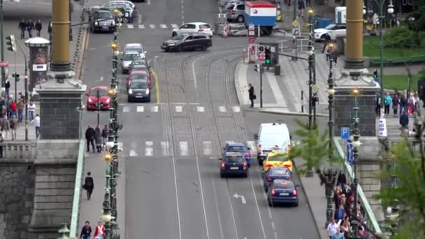 Prag, Tschechische Republik - 30. Mai 2015: Stadt - Stadtstraße (Brücke) mit vorbeifahrenden Autos und Fußgängern - von oben geschossen — Stockvideo