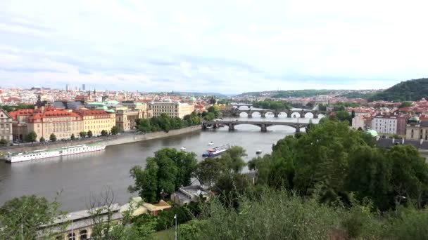 Panorama Prague-bruggen en andere gebouwen-rivier de Vltava en bomen-zomer — Stockvideo