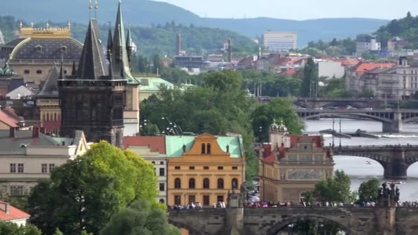 Praga - pontes e telhados de edifícios - natureza - panorama — Vídeo de Stock