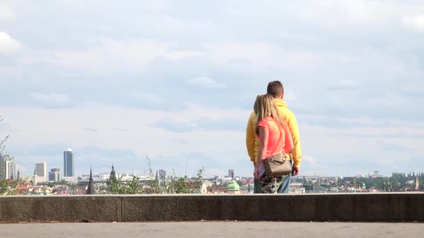 布拉格，捷克共和国-2015 年 5 月 2 日: 游客 (情侣) 看的城市全景-人走 — 图库视频影像