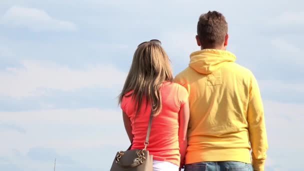 PRAGUE, CZECH REPUBLIC - MAY 2, 2015: tourists (couple) look into the distance (city) - blue sky - people walking — Stock Video