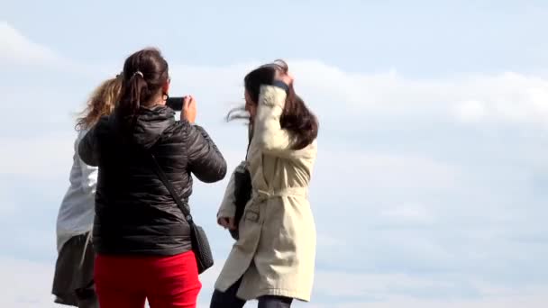 PRAGA, REPÚBLICA CHECA - 30 DE MAYO DE 2015: Los amigos están fotografiando con una cámara - cielo azul — Vídeos de Stock