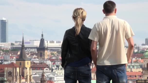 PRAGA, REPÚBLICA CHECA - 2 DE MAYO DE 2015: turistas (pareja) miran la ciudad - panorama - personas caminando — Vídeos de Stock