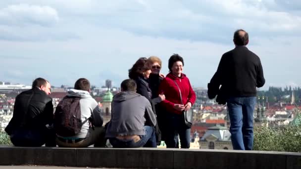 PRAGUE, CZECH REPUBLIC - MAY 30, 2015: tourists look at the city - panorama - people walking — Stock Video