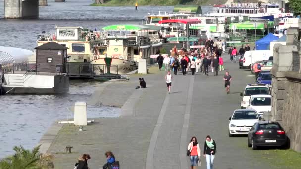 Praag, Tsjechische Republiek-30 mei 2015: stad-rivier met waterkant-boten-mensen — Stockvideo