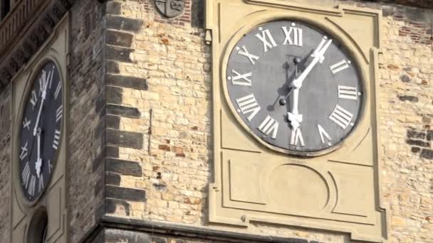 El Ayuntamiento Viejo - día soleado - primer plano del reloj (detalle ) — Vídeo de stock