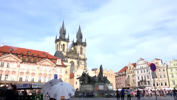 Praha, Česko-30. května 2015: Staroměstské náměstí s turistickými lidmi (turisté)-staré budovy a kostel naše dáma před Tynem a starou městskou halou — Stock video