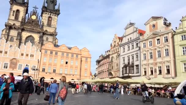 Praag, Tsjechische Republiek-30 mei 2015: oude stadsplein met mensen-oude gebouwen en kerk de onze-lieve-vrouw voor Tyn — Stockvideo