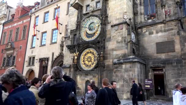 Prag, Çek Cumhuriyeti - 30 Mayıs 2015: Eski Belediye Binası - Prag astronomik saat - yürüyen insanlar - gezginler tarihi binaya bakıyor — Stok video