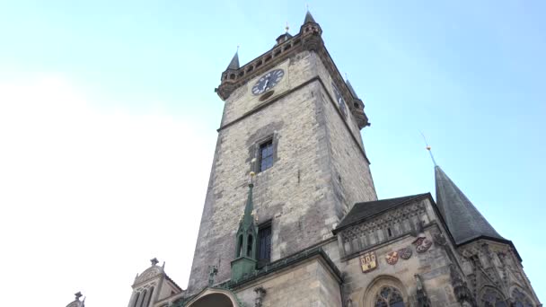 Prag, Tschechische Republik - 30. Mai 2015: Stadt - Altstadtplatz mit spazierendem Volk - das alte Rathaus (Blick von unten)) — Stockvideo